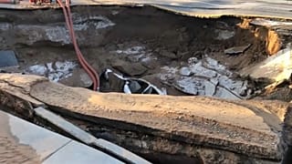 Vehículo dentro del socavón formado en El Paso, Texas