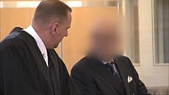 Der Angeklagte (rechts im Bild) und sein Verteidiger