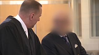 Der Angeklagte (rechts im Bild) und sein Verteidiger