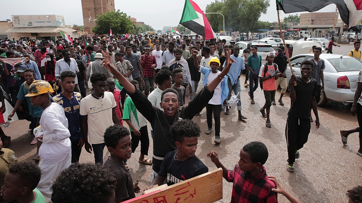 آلاف السودانيين يتظاهرون ضد الحكم العسكري