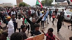 آلاف السودانيين يتظاهرون ضد الحكم العسكري