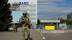 Russischer Soldat auf dem Gelände des Kernkraftwerks Saporischschja