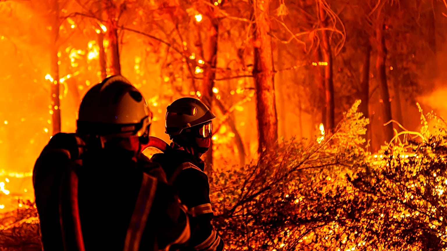 French and EU firefighters are tackling a wildfire near Saint-Magne, south of Bordeaux.