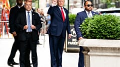 El expresidente Donald Trump hace un gesto mientras sale de la Torre Trump, el 10 de agosto de 2022, de camino a la oficina del fiscal general de Nueva York.