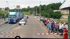 Menschen warten an einem Grenzübergang zwischen Estland und Russland, rund 150 Kilometer von St.Petersburg entfernt