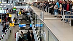 Amsterdam Schiphol Havalimanında uzun kuyruklar oluşuyor
