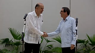 El ministro de Relaciones Exteriores de Cuba, Bruno Rodríguez, a la derecha, recibe a su homólogo colombiano Álvaro Leyva, en La Habana, Cuba, el 11 de agosto de 2022.