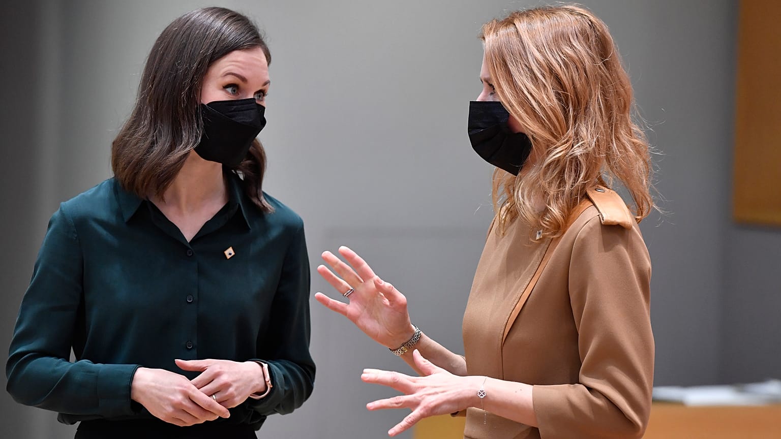 Sanna Marin, Première Ministre de Finlande (g.) et Kaja Kallas, Première Ministre d'Estonie à Bruxelles en décembre 2021. L'Estonie ferme sa frontière aux touristes russes.