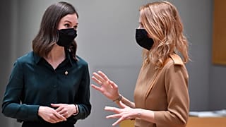 Sanna Marin, Première Ministre de Finlande (g.) et Kaja Kallas, Première Ministre d'Estonie à Bruxelles en décembre 2021. L'Estonie ferme sa frontière aux touristes russes.