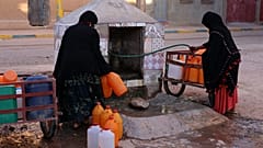Due donne prendono l'acqua in una fontana pubblica a Zagora (foto scattata a ottobre 2017)