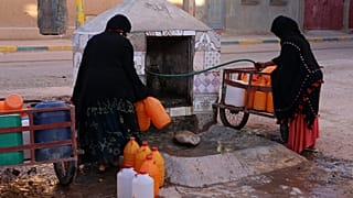 Due donne prendono l'acqua in una fontana pubblica a Zagora (foto scattata a ottobre 2017)
