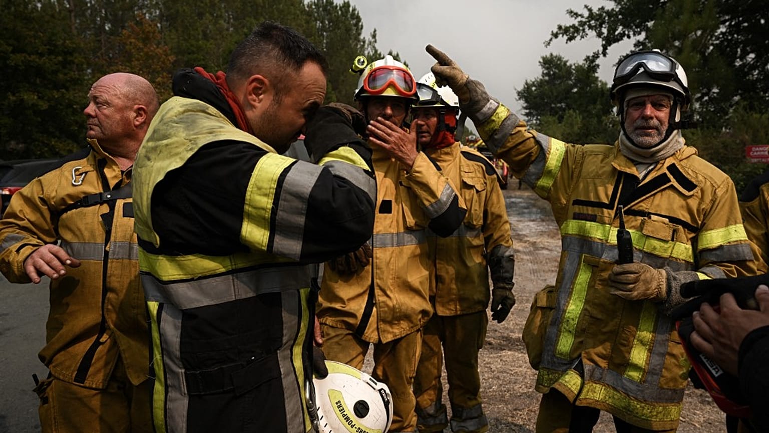 Pompiers mobilisés pour lutter contre le feu près de Saint-Magne, dans le sud-ouest de la France en Gironde, le 11 août 2022   