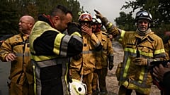 Pompiers mobilisés pour lutter contre le feu près de Saint-Magne, dans le sud-ouest de la France en Gironde, le 11 août 2022   