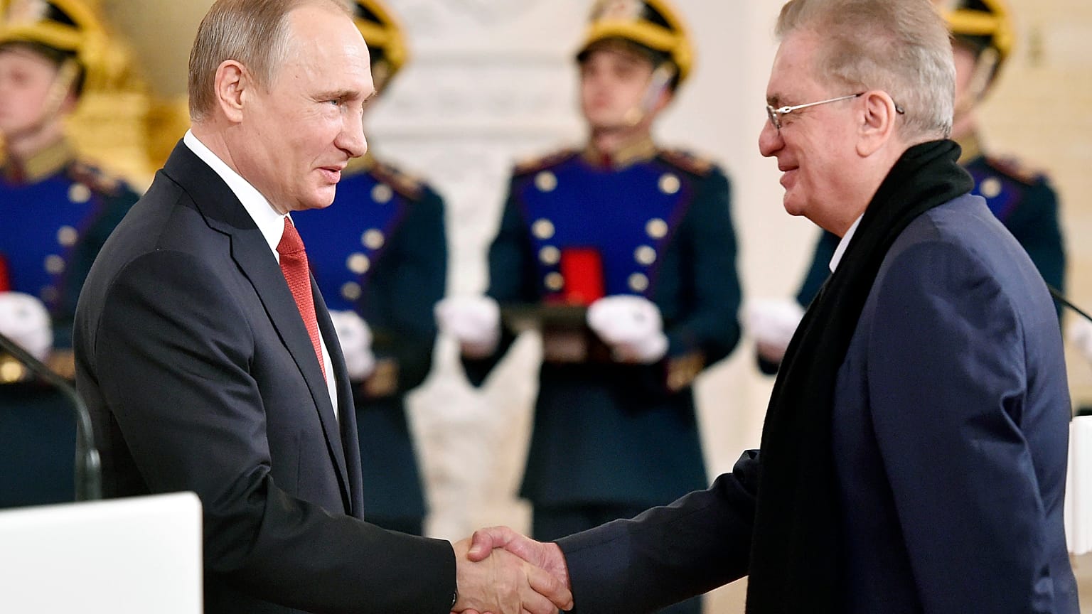 Mikhail Piotrovsky, direttore del Museo dell'Ermitage di San Pietroburgo, stringe la mano a Vladimir Putin