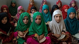 أطفال أفغانيات يقرأن القرآن في مسجد نور كابول، أفغانستان