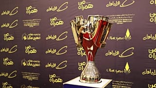 تصویر جام قهرمانی لیگ برتر که در پایان فصل به تیم قهرمان اعطا خواهد شد