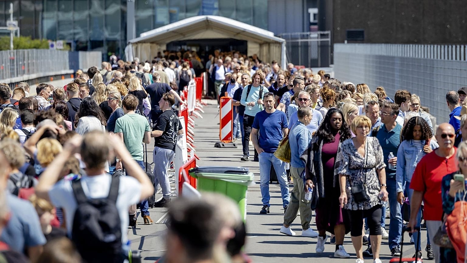 Amsterdam’s Schiphol Airport has launched a compensation scheme for travellers who missed their flights because of lengthy delays.
