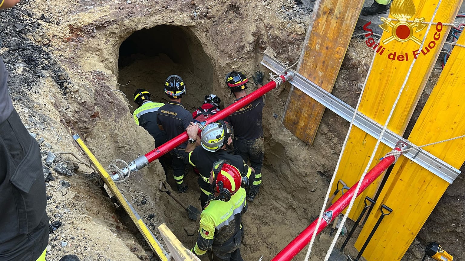 Şüphelinin 8 saat tünelin enkazında mahsur kaldığı bildirildi