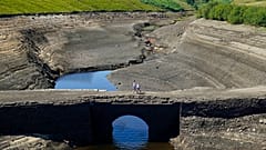 Seltener Anblick: In Ripponden, West Yorkshire, ist eine sonst überschwemmte Brücke passierbar.