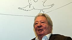 Jean-Jacques Sempé posant devant l'un de ses dessins / Bordeaux (France), le 28/05/2019