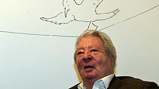 Jean-Jacques Sempé posant devant l'un de ses dessins / Bordeaux (France), le 28/05/2019