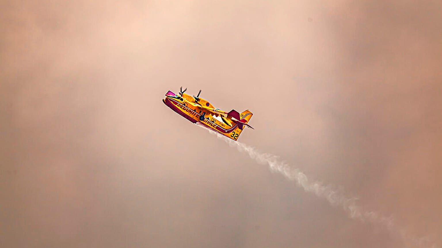 canadair in funzione nei boschi della Gironda