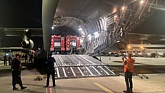 Выгрузка румынской пожарной техники во Франции.