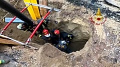 Rettung aus der Bredouille: Feuerwehrleute konnten den Verschütteten bergen.