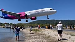 Yunanistan'ın İskados Adası Havaalanı'nda uçakların alçak inişleri turistlerin ilgisini çekiyor.