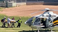 Equipos de emergencia trasladan al escritor en un helicoptero a un hospital local