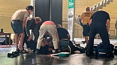 Salman Rushdie lag nach der Attacke auf dem Boden