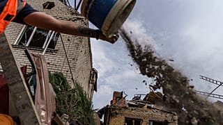 Nettoyage des débris d'un bombardement d'une maison à Kramatorsk