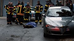 رجال إطفاء يقفون بجانب جثة في موقع الهجوم في سيتيني، على بعد حوالي 30 كم غرب بودغوريتشا، الجبل الأسود، الجمعة، 12 أغسطس، 2022