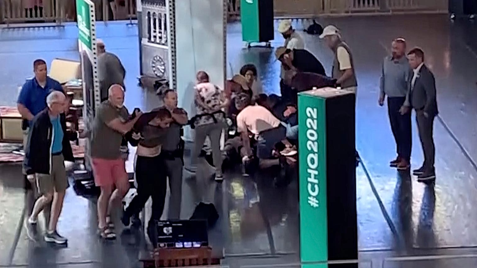 Standbild aus einem Video, das zeigt, wie ein Mann von der Bühne eskortiert wird, während sich Menschen um den Autor Salman Rushdie kümmern.