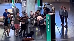 Standbild aus einem Video, das zeigt, wie ein Mann von der Bühne eskortiert wird, während sich Menschen um den Autor Salman Rushdie kümmern.