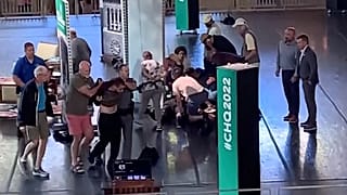 Η σύλληψη του δράστη της επίθεσης με μαχαίρι στον Σαλμάν Ρούσντι στην πολιτεία της Νέας Υόρκης