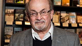 ARCHIVO - El escritor Salman Rushdie aparece en una firma de su libro "Home" en Londres el 6 de junio de 2017.