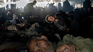 Drogadictos hacinados bajo el puente Pol-e-shokta de Kabul.
