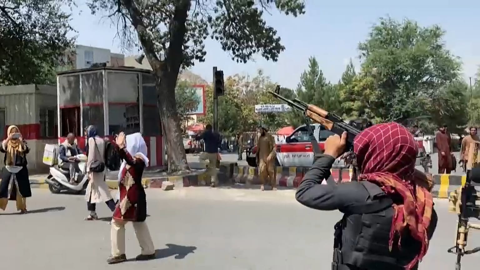 مسلح من طالبان يطلق النار لتفريق مظاهرة نسائية في كابول 