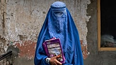 Taliban lösen Frauendemo gewaltsam auf.