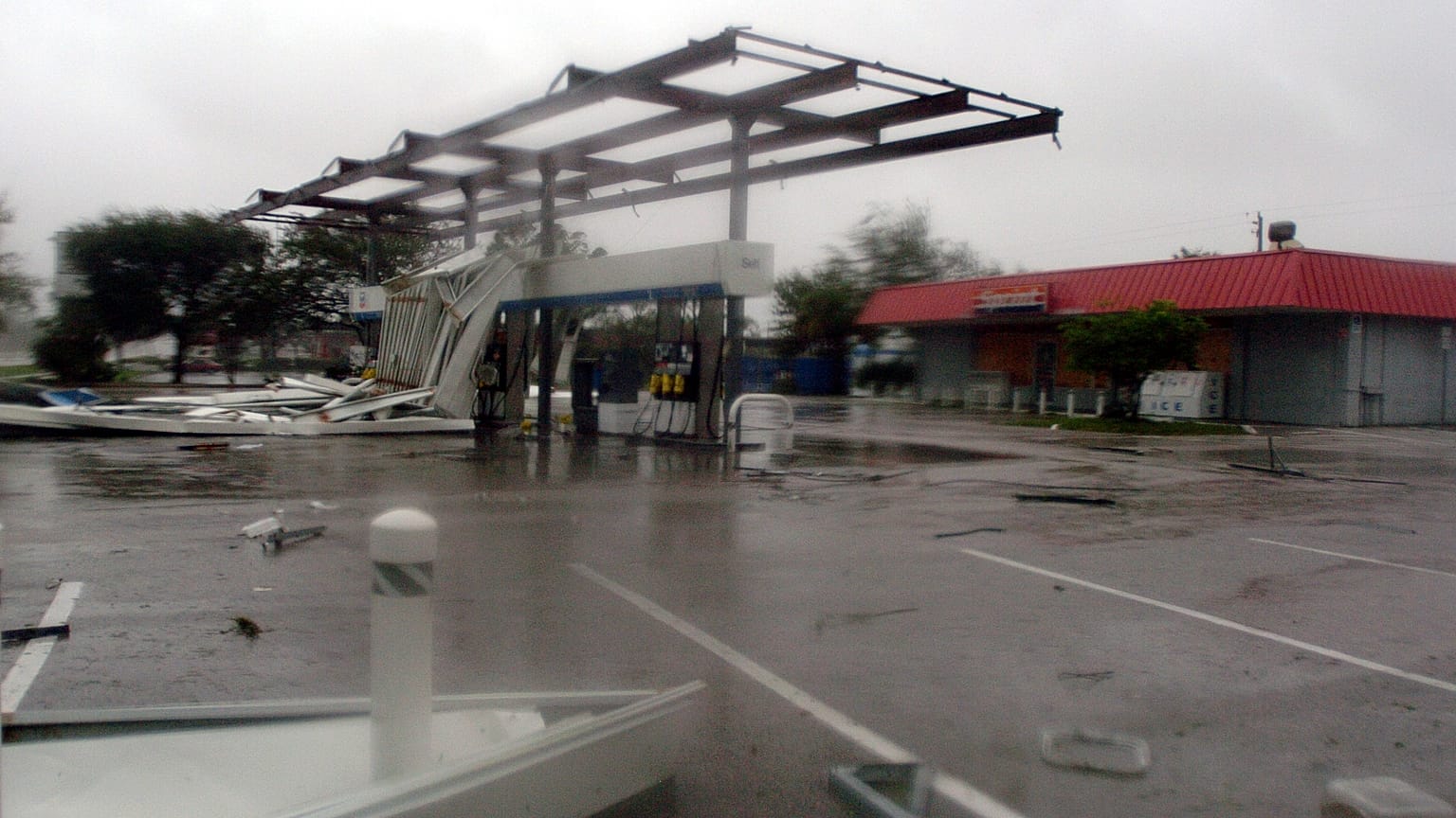 Hurrikán utáni fotók 2004. szeptember 5-én, vasárnap a floridai Melbourne-ben.
