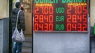 Πολίτης έξω από ανταλλακτήριο συναλλάγματος στο Κίεβο