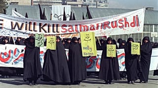مسيرة إيرانية طالبت بقتل رشدي عام 1989