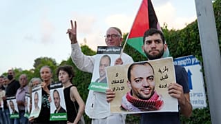 متظاهرون يحملون صور خليل عواودة