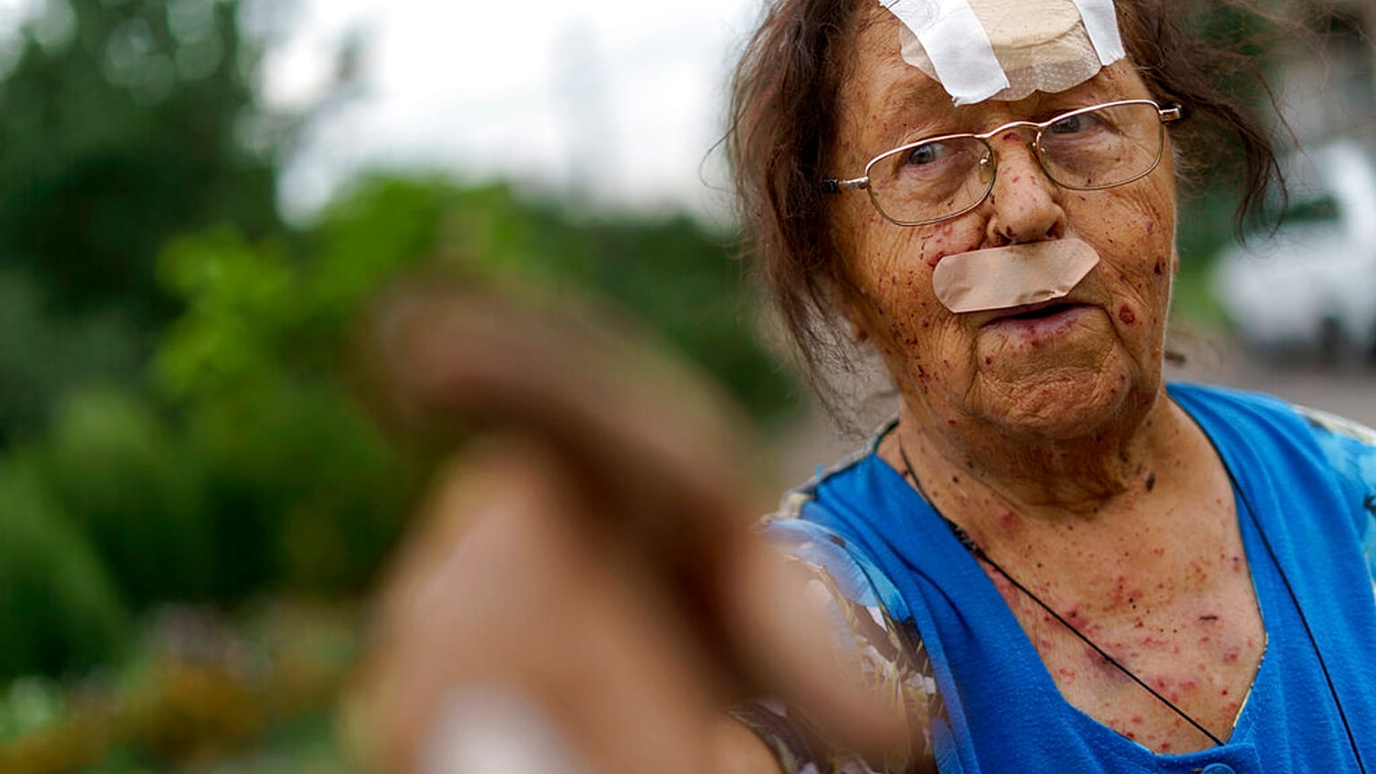 Una donna ferita, dopo un attacco russo a Kramatorsk. (13.8.2022)