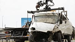 Der Kastenwagen der Schlepper nach dem Unfall bei Kittsee in Österreich