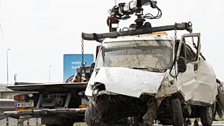 Der Kastenwagen der Schlepper nach dem Unfall bei Kittsee in Österreich