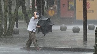 Japán férfi a viharban