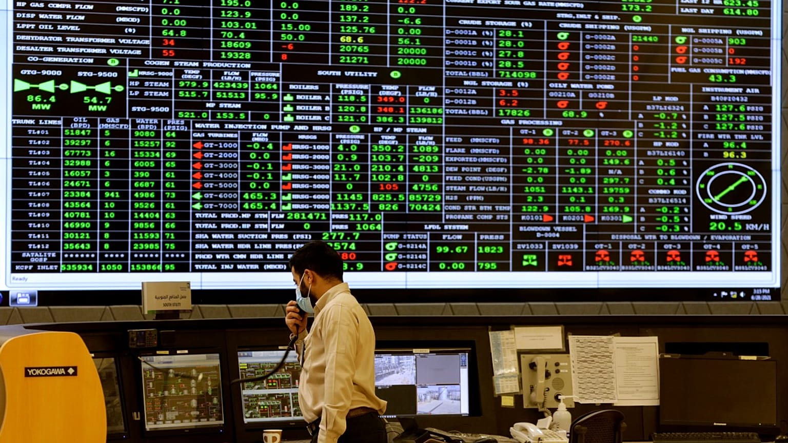 مهندس أرامكو السعودية يراقب غرفة التحكم شمال شرق الرياض، المملكة العربية السعودية.