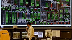 مهندس أرامكو السعودية يراقب غرفة التحكم شمال شرق الرياض، المملكة العربية السعودية.